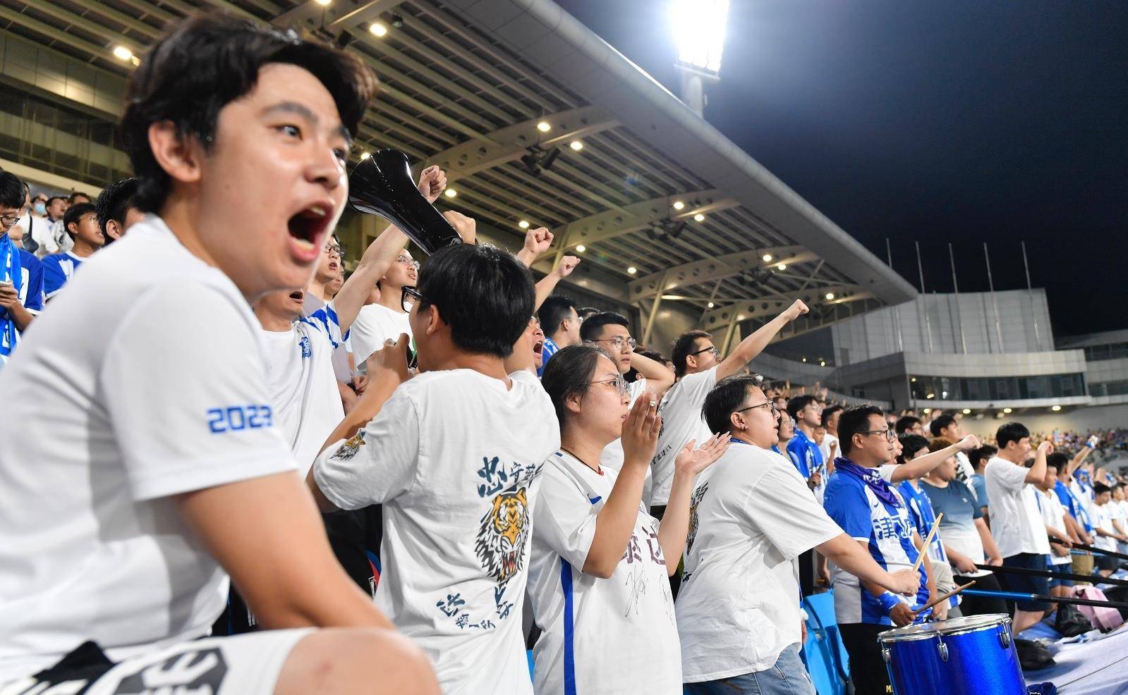 九游体育-泰达队员连续进球,为球队带来胜利英文