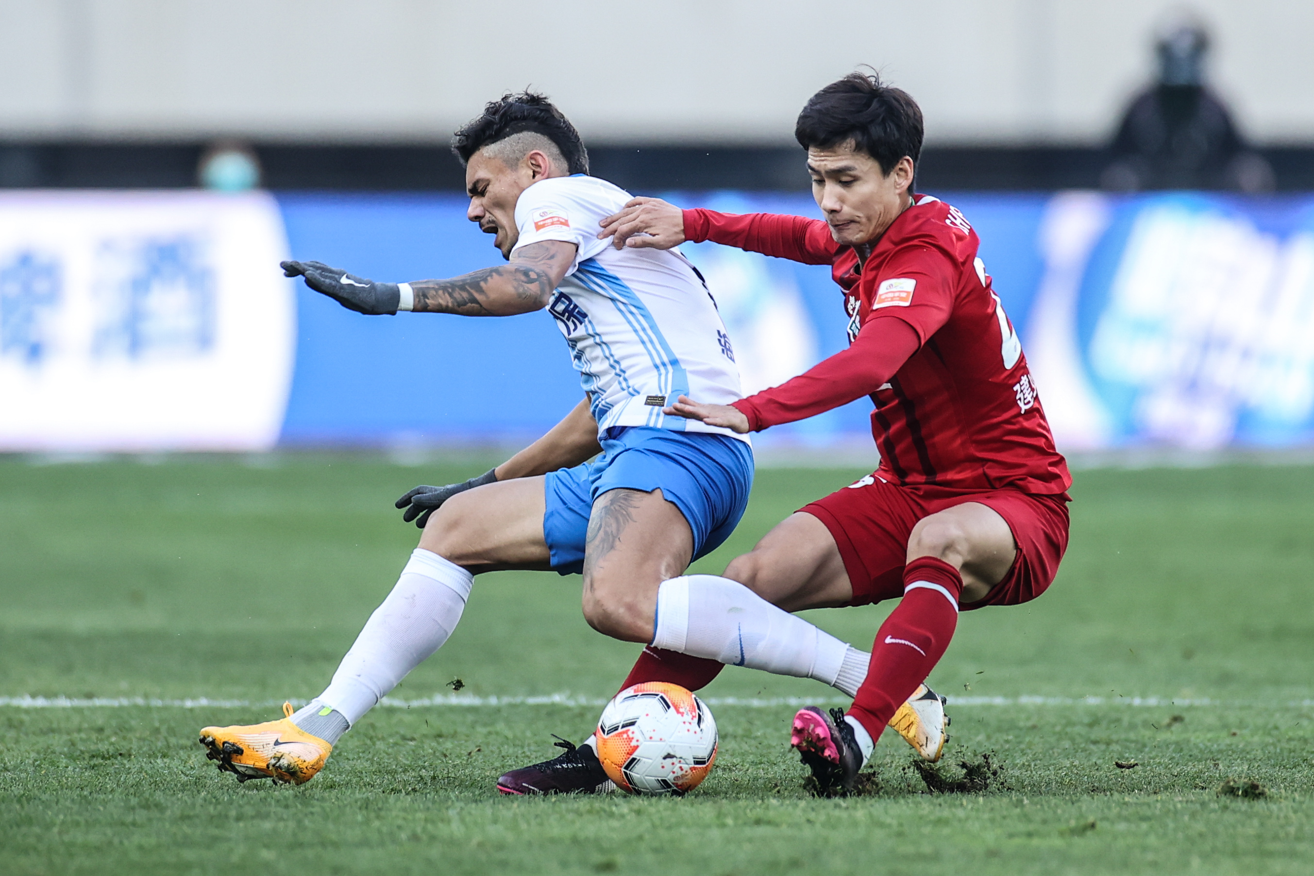 泰达队员连续进球,为球队带来胜利英文