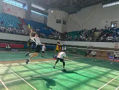 比赛进行中,某队员严重受伤不能比赛